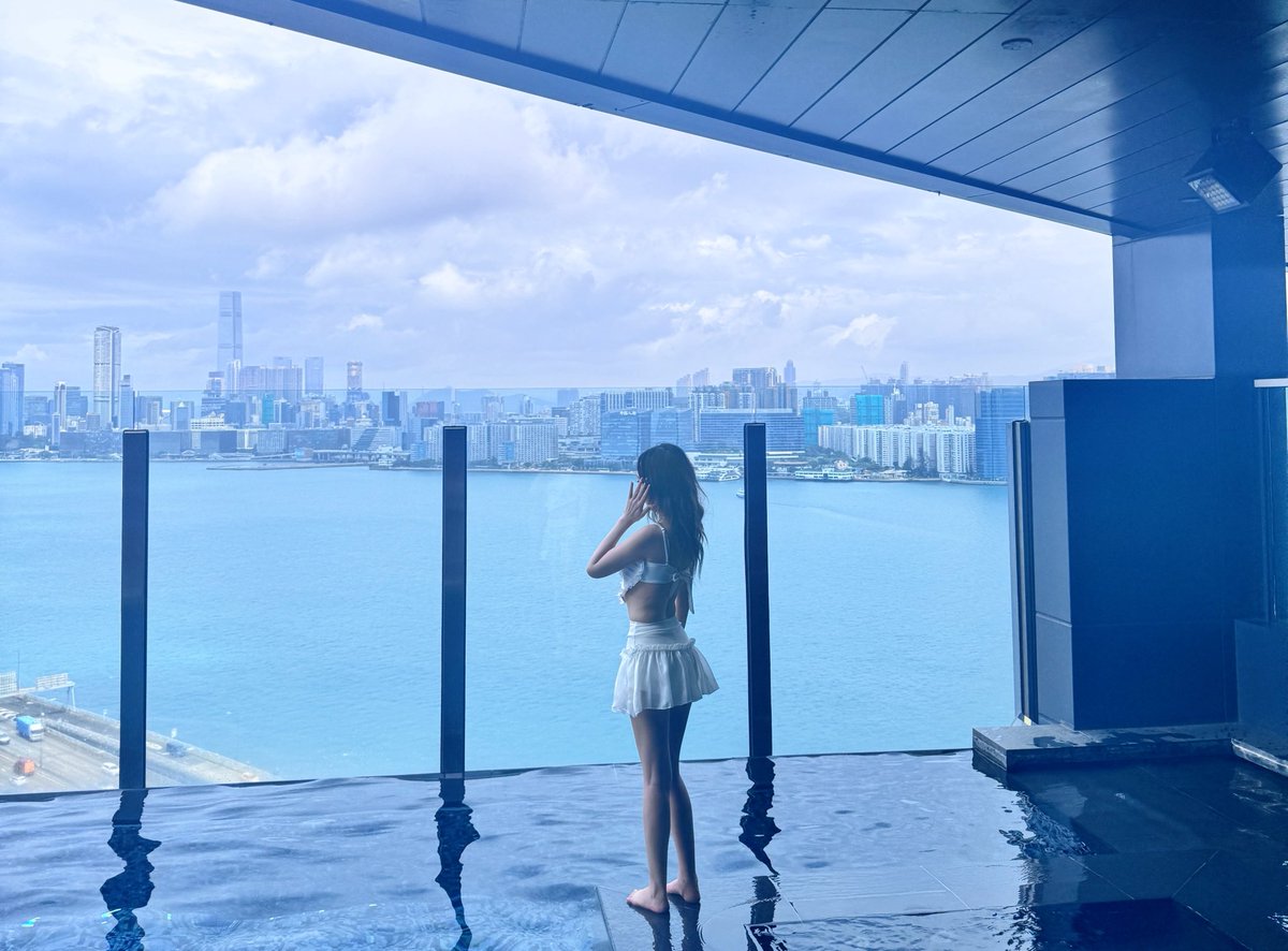 怎么好端端的人就社死了？<a href="/TheoriqAI/">Theoriq</a> 
去看长安的荔枝，然后我脸盲➕近视➕散光
看完电影出去我看有个人像我爹
emmm…要是单纯的像也就算了，还领着一个女的！
刚好一起看电影的兄弟没见过我爹(一般如果朋友见过我就会问朋友是不是了）