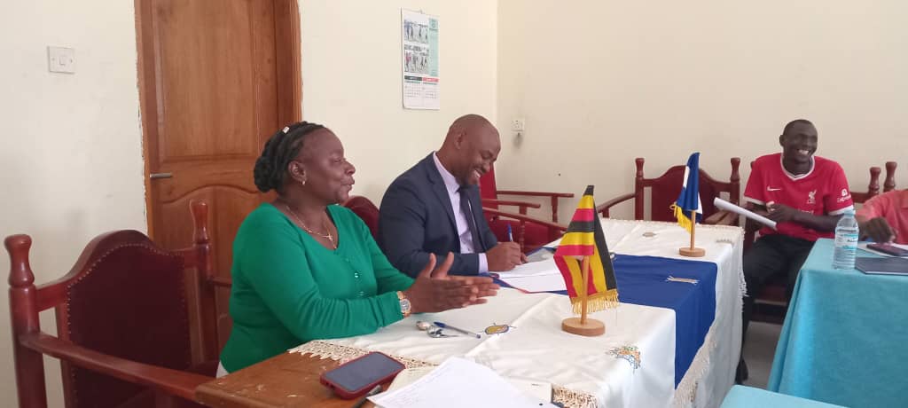 *EKIGENDA MU MAASO KATI.*                    Omumyuka owookubiri owa Ssekiboobo mw.Katende Fred mu nsisinkano y'abakulembezze ba Bagoma aba *Kyaggwe Bagoma Group*  Nga baano bebasanyusa ku kisaawe nga bawagira omupiira.