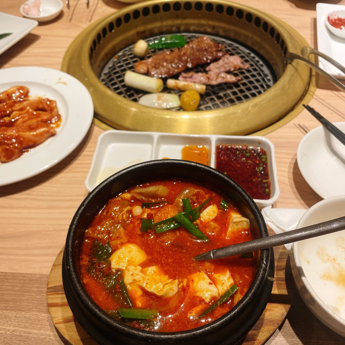 身為一個南方人，看到北國氣象預報出現40度，決定去燒肉店吹冷氣吃熱騰騰的豆腐鍋。🤣