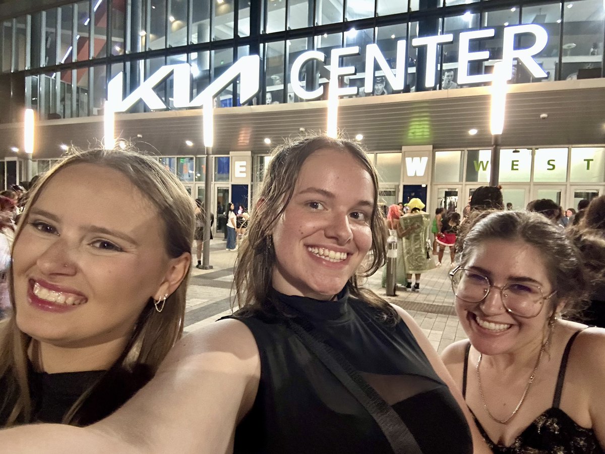 hopeworldtwo's tweet photo. ateez orlando with my besties this past week ❤️🖤 https://t.co/ohpWbDpl0A