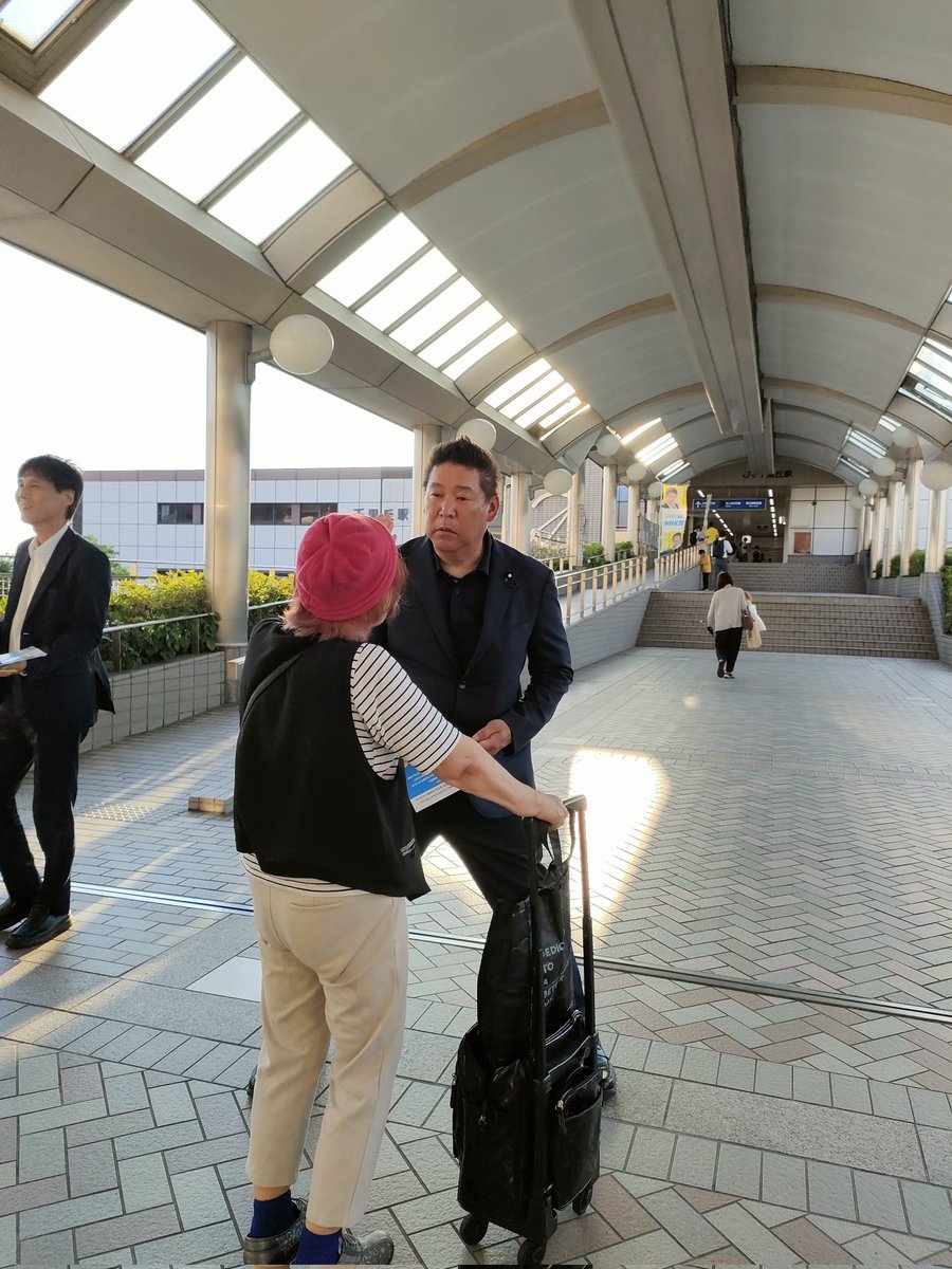 ama_lucky888's tweet image. 立花党首がビラ配りしてる姿を
見れる日が来るなんて‥‥😭✨
市民の方からたくさんお声掛け頂いてました✨
#JR千里丘駅
#摂津市議会議員選挙
#候補者大募集