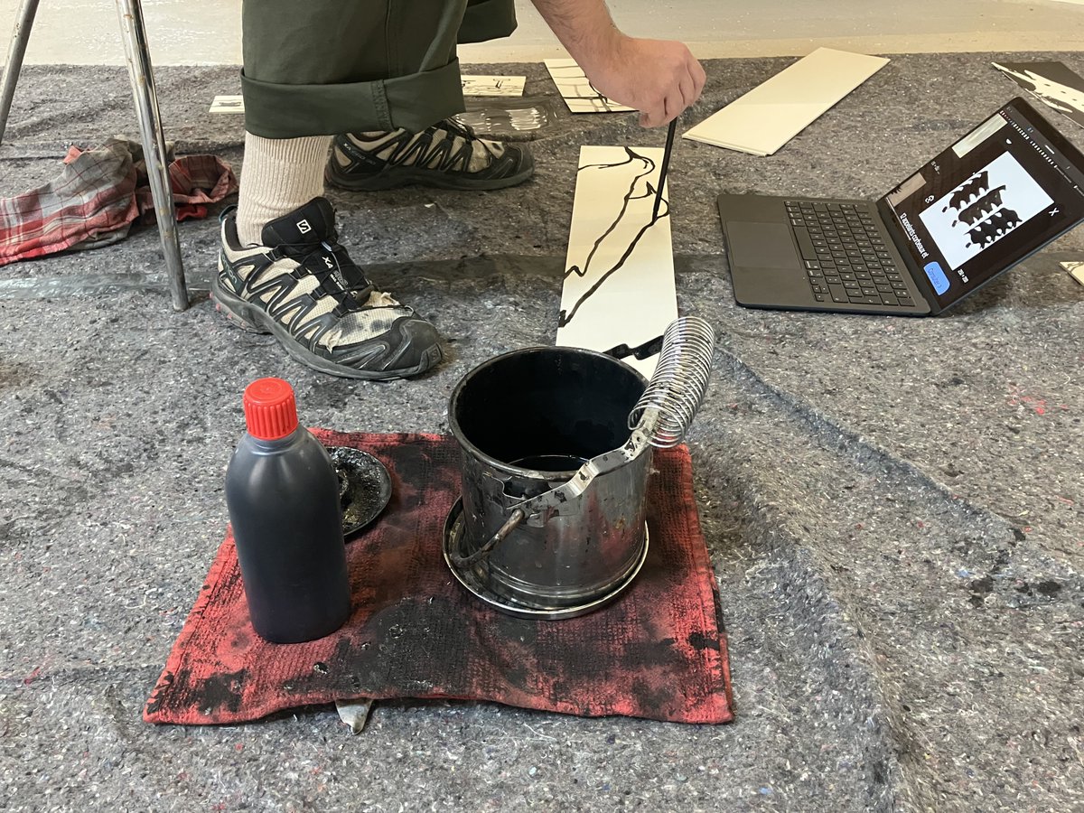 Ateliers_Vortex's tweet photo. ✨Résidence d'été en cours !  
Tristan Chinal-Dargent travaille actuellement à sa prochaine exposition personnelle 
NOBODY CARES THAT PARROTS CAN TALK ✨
Exposition du 12 septembre au 25 octobre 2025
> à venir : Vernissage le vendredi 12 septembre https://t.co/Vvge8Hv7sc
