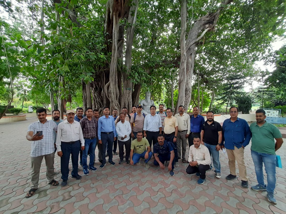 csirnbrilko's tweet image. 🌿 60 DGR trainees from Regional Food Research & Analysis Centre, LKO visited NBRI today. They explored plant houses, learned about cultivation & tech in horticulture, & interacted with Director @akshasany, who encouraged them to take up entrepreneurship using NBRI innovations.