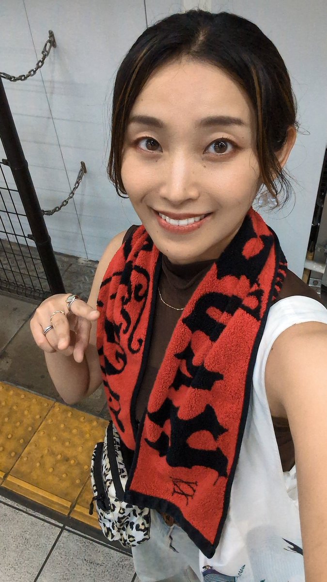 yukimidayo_32's tweet image. ハイドさんマジで凄い!!
何って、本当凄いんだよ。熱いんだよ。スんゲーカッコよかったっすアニキー❤️🔥🔥👏🫶
敬意を示そうとこの日の為に筋トレ頑張ってたのに💦見事に腰が痛い笑。
オシャレもしたよ!
#暑いかなぁ暑いよなでも履きたくて結局デニム
#HYDELIVE2025WORLDTOUR
#HYDE
@HydeOfficial_