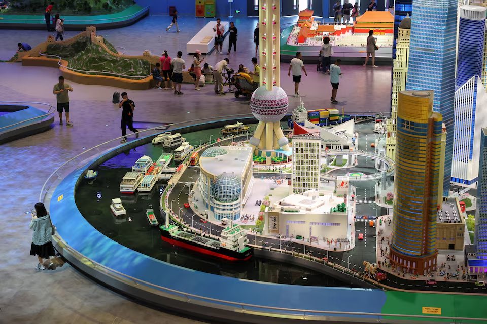 parametricarch's tweet image. Shanghai, July 2025 – China has welcomed its first-ever LEGOLAND resort, and it has also claimed the title of the world’s largest. Spanning 318,000 m² (about 78 acres), the sprawling complex is located in Fengjing Town, Jinshan District, and officially opened on July 5, 2025.…
