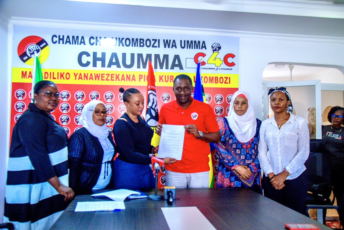 ChaummaT's tweet image. Katibu Mkuu wa CHAUMMA Salum Mwalim leo amepokea mapendekezo kuhisu sifa, vigezo na mchakato wa ndani ya chama wa upatikanaji wa madiwani,Wawakilishi na Wabunge wa Viti Maalum kutoka Kamati ndogo aliyoiundwa kukusanya maoni ya wanachama na viongozi wanawake kuhusu jambo hilo…