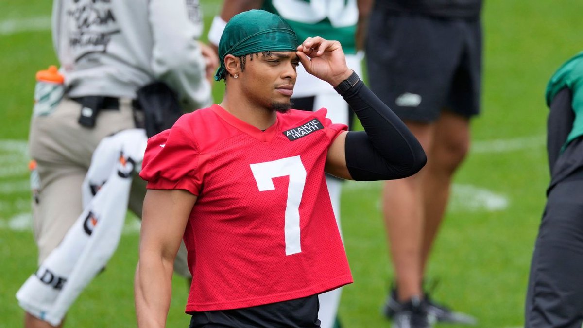 BetHog (@playbethog) on Twitter photo Jets QB Justin Fields was carted to the locker room with an apparent lower leg injury, per <a href="/AdamSchefter/">Adam Schefter</a>. Jets QB Justin Fields was carted to the locker room with an apparent lower leg injury, per <a href="/AdamSchefter/">Adam Schefter</a>.