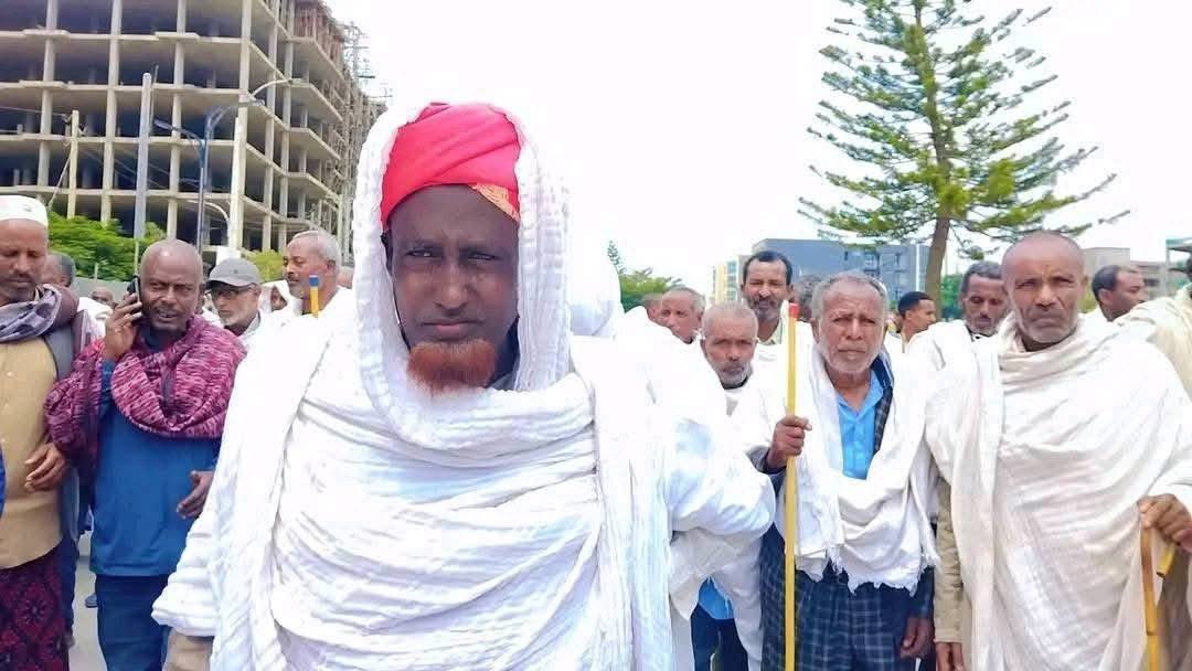 RayetayTdf05's tweet image. ኣያም በል ! ሽምግልና
ብረት ድዳሓዘ ድስዕር ካድኾን ሐዚ ኣብ ኸሉ ዓለም ሰላም ሃምሃለየ። ህዝቢ ራያ ድሽምግልና ዓውይ ቦታ ይህብይለ ዩኡ። ኣብ ገፅ ሽማግለ ጨለ ኣምናሉ የና ውልኻ ብድሕርት ኻልእ ምግባር ድኹሉ ጥቕሚ የውሉይ። ህዝቢ ምስማዕ ድሐሸ…