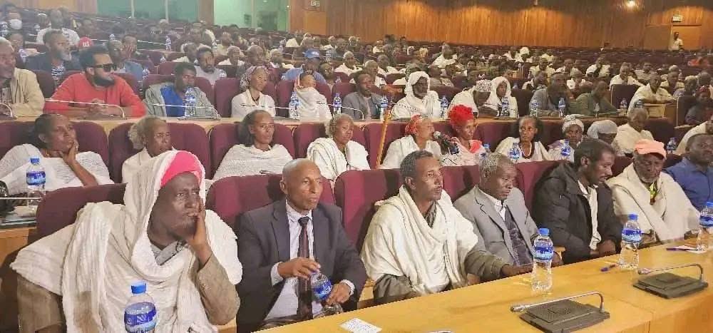 RayetayTdf05's tweet image. ኣያም በል ! ሽምግልና
ብረት ድዳሓዘ ድስዕር ካድኾን ሐዚ ኣብ ኸሉ ዓለም ሰላም ሃምሃለየ። ህዝቢ ራያ ድሽምግልና ዓውይ ቦታ ይህብይለ ዩኡ። ኣብ ገፅ ሽማግለ ጨለ ኣምናሉ የና ውልኻ ብድሕርት ኻልእ ምግባር ድኹሉ ጥቕሚ የውሉይ። ህዝቢ ምስማዕ ድሐሸ…