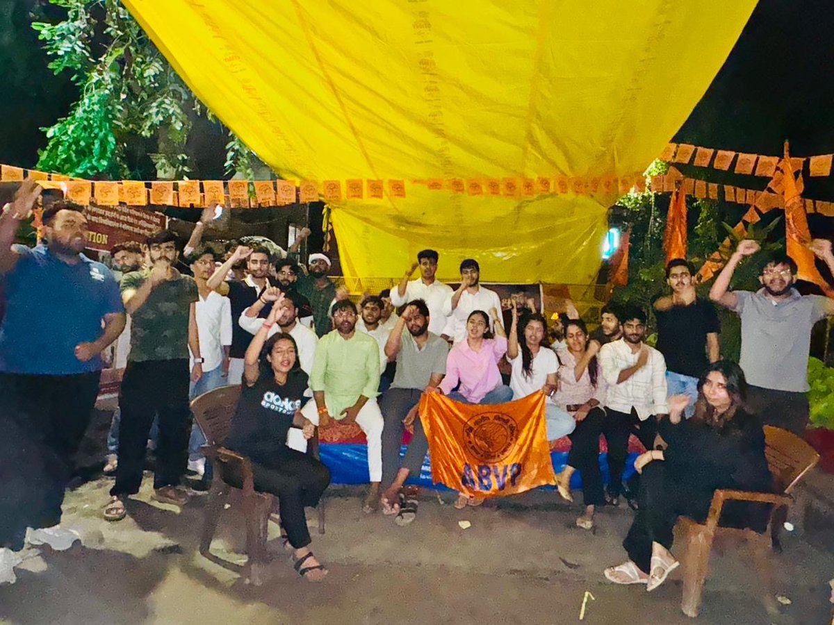 ABVPDelhi's tweet photo. नहीं रूकना, नहीं थकना, सतत चलना सतत चलना ।

यही तो मंत्र है अपना, शुभंकर मंत्र है अपना ।

अखिल भारतीय विद्यार्थी परिषद दिल्ली विश्वविद्यालय द्वारा आयोजित आंदोलन में तीसरे दिन भी देर रात्रि तक जारी है। आज देर रात्रि में विद्यार्थी परिषद के  दिल्ली प्रांत संगठन मंत्री श्री राम कुमार जी ने कार्यकर्ताओं का हौंसला बढ़ाया।

#ABVP4STUDENTS