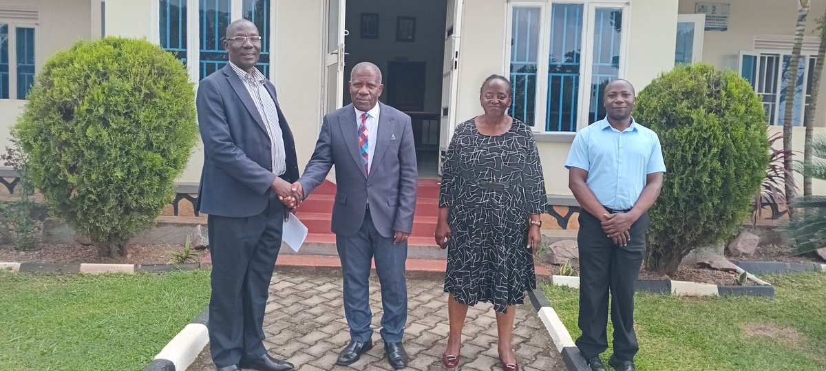 Essaza Kyaggwe (@essaza_kyaggwe) on Twitter photo Enkya ya leero ssekiboobo oweek. <a href="/vmatovu67/">Vincent Matovu</a> asisinkanye ssentebe wa District ye <a href="/mukono/">erick odhiambo</a> Rev. Bakaluba Mukasa wamu ne CAO Muky. Elizabeth Namanda. Boogedde ku nsonga nyingi omubadde n'ettaka erituddeko ekitebe kya District eno. Enkya ya leero ssekiboobo oweek. <a href="/vmatovu67/">Vincent Matovu</a> asisinkanye ssentebe wa District ye <a href="/mukono/">erick odhiambo</a> Rev. Bakaluba Mukasa wamu ne CAO Muky. Elizabeth Namanda. Boogedde ku nsonga nyingi omubadde n'ettaka erituddeko ekitebe kya District eno.