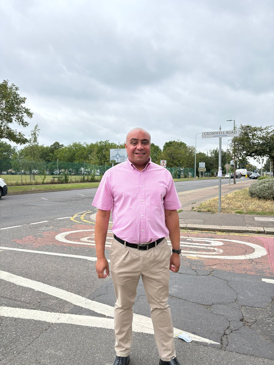 DavidBSampson's tweet image. 🚶🛍️ Great to speak to residents in St Luke's Ward for one of my Street Surgeries - as well as pop into some local businesses like Bizzy Lizzy Florist!
Throughout the summer, I'll be all across the constituency for street surgeries and visits, so do say hi if you see me!🚶🛍️