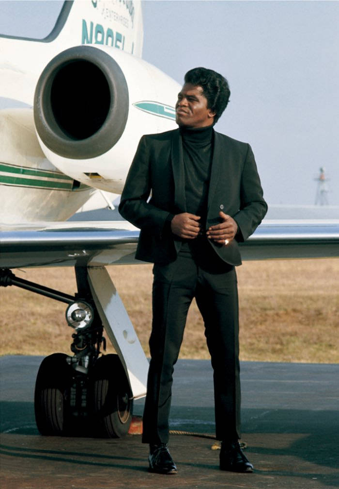 hiddenliburua's tweet image. James Brown et son Learjet privé, en 1967.
Lorsqu'il en avait fait l'acquisition, l'année d'avant, il était devenu le premier afro-américain à posséder un jet privé.