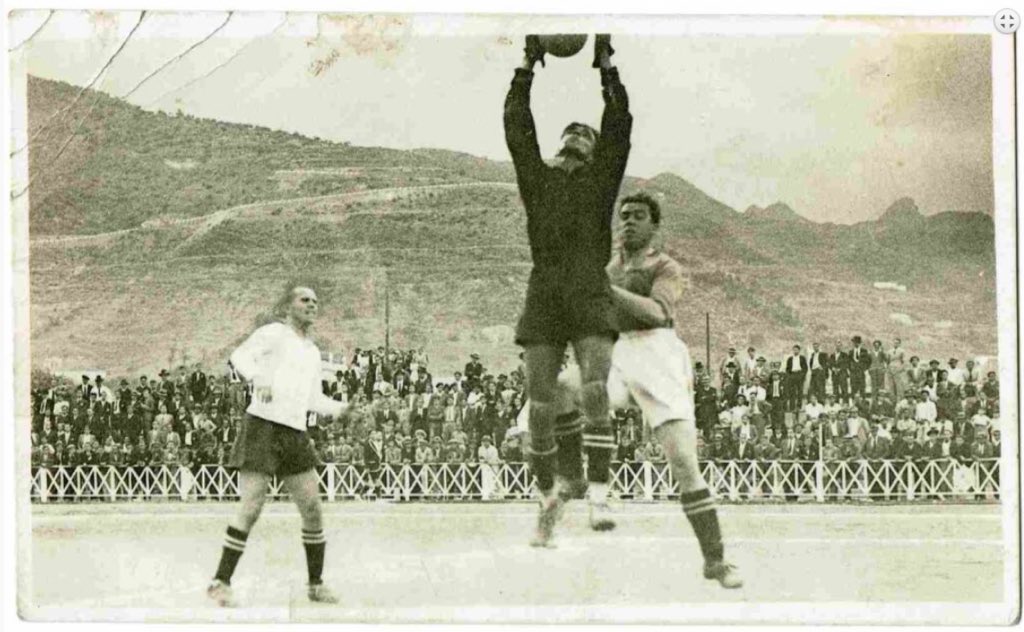 AleLuisRolo's tweet image. Pues el @PresidenteCDT confirma que se negocia jugar vs. un primera extranjero. Ojalá sea el @Everton por lo que significa para el Tenerife (primer equipo internacional en jugar aquí). Nadie mejor que ellos para conmemorar el centenario del Heliodoro.
📸: @CDTOficial