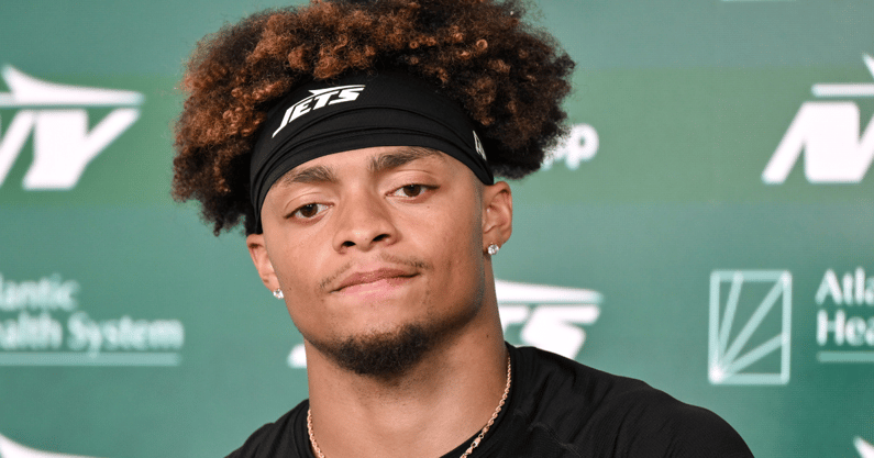 5GOATs_'s tweet image. 🚨BREAKING: New York Jets QB Justin Fields carted off practice field.
Fields suffered an apparent leg injury after one play in 11-on-11 per @ZackBlatt
Story: on3.com/pro/news/justi…
