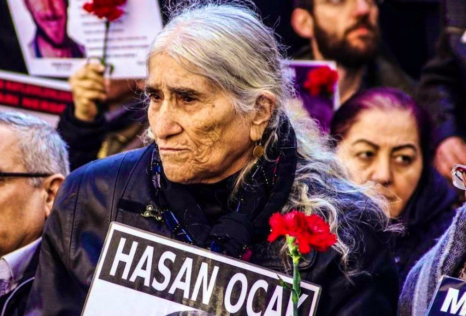 Gözyaşlarındaki Tuz Utandı..

Gözyaşlarının içindeki tuz, insanın en saf yanından, kalbinin derin yaralarından gelen sessiz bir tanıklıktır. Tuz bile utanır bazen; çünkü gözyaşı, adaletin, vicdanın, merhametin dili olur. Oysa cumartesi annelerini ağlatanlar, ne bu tuzun acısını