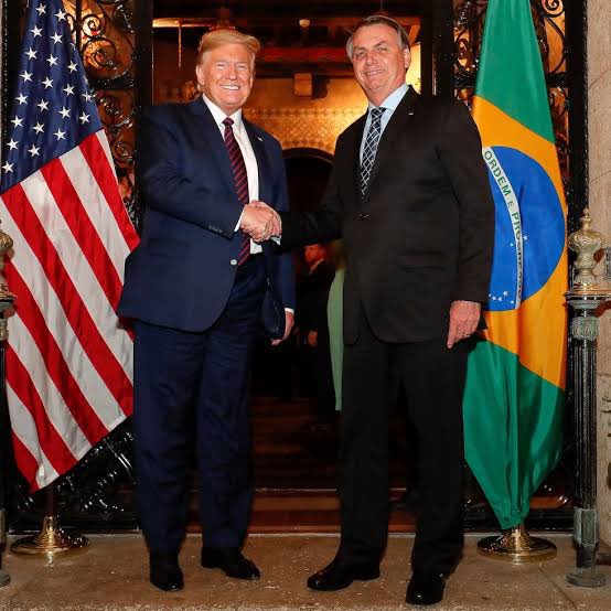 🚨O nome de Trump aparece entre os “clientes” do pedófilo e traficante sexual Jeffrey Epstein. 
Após a revelação, aliados de Trump fecharam a Câmara dos EUA para barrar uma lei que obrigaria a divulgação da lista. 
Trump havia prometido expor tudo, agora nega que a lista exista.