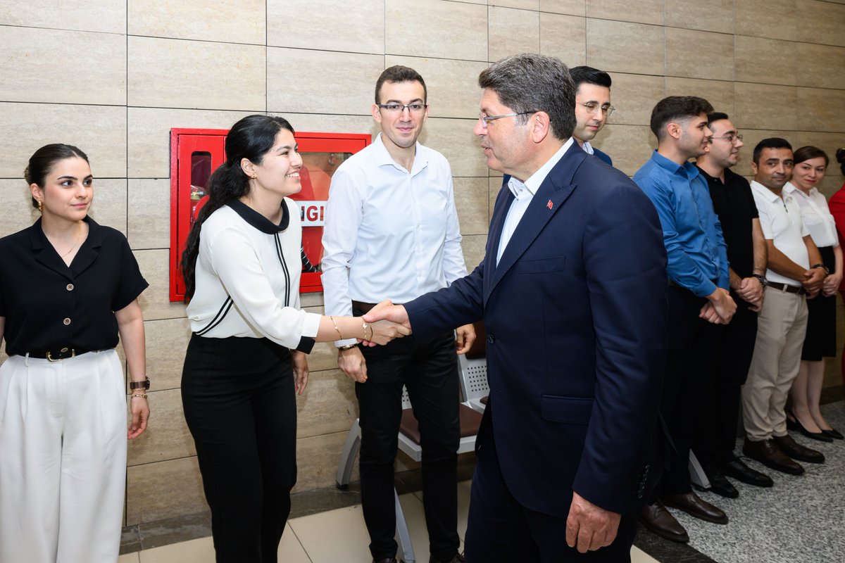 Adana Adliyesini ziyaret ederek Cumhuriyet Başsavcımız, Komisyon Başkanımız ve adli tatil döneminde görev yapan hâkim, savcı ve personelimizle bir araya geldik.

Şehrimizde adalet hizmetlerimizin sunumunun kalitesini daha da artırmak için yürüttüğümüz çalışmalar üzerine