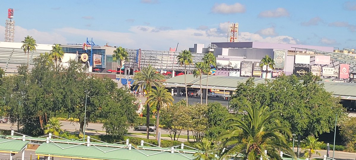 Breezesux's tweet image. universal studios.... I am inside you...