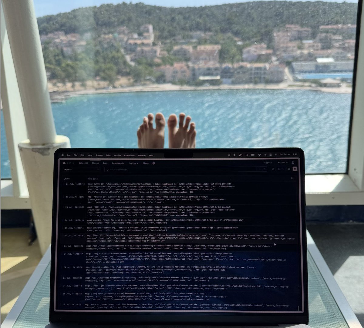 autumnpricing's tweet image. watching logs is the best way to relax