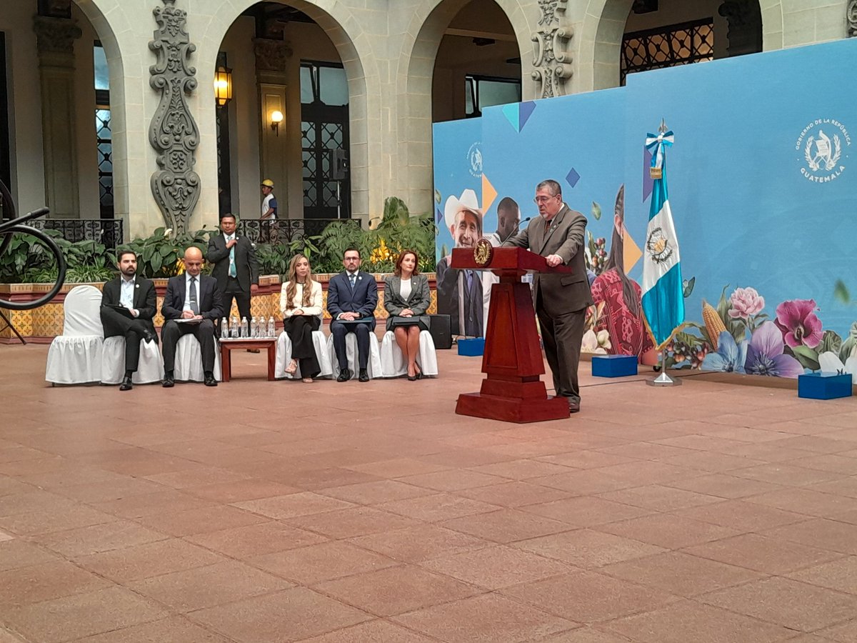 Brenda Lari (@brenda_agn) on Twitter photo En #laRonda el presidente <a href="/BArevalodeLeon/">Bernardo Arévalo</a> informó que a la fecha suman 997 citaciones de funcionarios al <a href="/CongresoGuate/">Congreso Guatemala</a> y reiteró su apoyo al ministro de <a href="/CIV_Guatemala/">Ministerio de Comunicaciones</a> Miguel Ángel Bobadilla
<a href="/AGN_noticias/">AGN</a> En #laRonda el presidente <a href="/BArevalodeLeon/">Bernardo Arévalo</a> informó que a la fecha suman 997 citaciones de funcionarios al <a href="/CongresoGuate/">Congreso Guatemala</a> y reiteró su apoyo al ministro de <a href="/CIV_Guatemala/">Ministerio de Comunicaciones</a> Miguel Ángel Bobadilla
<a href="/AGN_noticias/">AGN</a>
