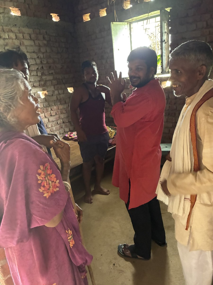 SathiDhananjay's tweet image. बाराचट्टी के कई पंचायत के कई गांव में जहाँ सवारी गाड़ियाँ सिर्फ़ बाज़ार वाले दिन चलती हैं किसी पंचायत में सिर्फ़ शनिवार को तो कहीं सिर्फ़ गुरुवार को बाक़ी दिन लोग कहीं ना जा पाते हैं ना आ पाते हैं। सप्ताह में सिर्फ़ एक दिन कहीं कोई चल पाता है बाक़ी दिन लोग उस दिन का इंतज़ार करते…