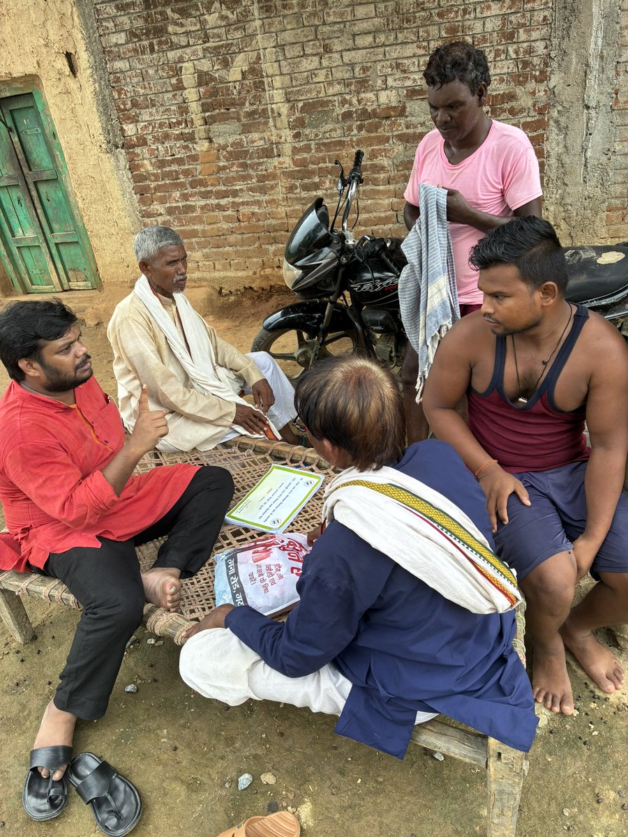 SathiDhananjay's tweet image. बाराचट्टी के कई पंचायत के कई गांव में जहाँ सवारी गाड़ियाँ सिर्फ़ बाज़ार वाले दिन चलती हैं किसी पंचायत में सिर्फ़ शनिवार को तो कहीं सिर्फ़ गुरुवार को बाक़ी दिन लोग कहीं ना जा पाते हैं ना आ पाते हैं। सप्ताह में सिर्फ़ एक दिन कहीं कोई चल पाता है बाक़ी दिन लोग उस दिन का इंतज़ार करते…