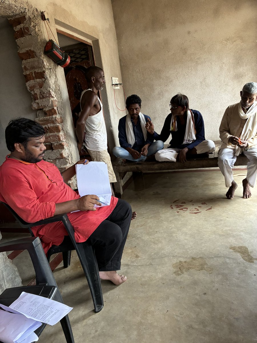 SathiDhananjay's tweet image. बाराचट्टी के कई पंचायत के कई गांव में जहाँ सवारी गाड़ियाँ सिर्फ़ बाज़ार वाले दिन चलती हैं किसी पंचायत में सिर्फ़ शनिवार को तो कहीं सिर्फ़ गुरुवार को बाक़ी दिन लोग कहीं ना जा पाते हैं ना आ पाते हैं। सप्ताह में सिर्फ़ एक दिन कहीं कोई चल पाता है बाक़ी दिन लोग उस दिन का इंतज़ार करते…