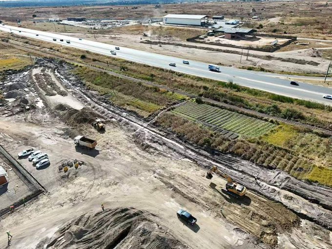 SimangalisoDub5's tweet image. I am pleased to announce that construction has officially commenced on the Mabvuku Interchange. This pivotal project aims to enhance transportation efficiency and connectivity in Mabvuku. Stay tuned for updates on our progress @MAmenities @HonSakupwanyaK @ZanuPFMabvuku @Mug2155