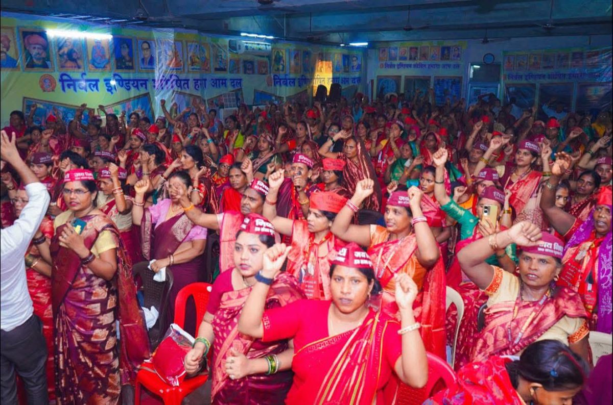 आज लखनऊ आवास विक्रमादित्य मार्ग 1 " विचार परिवर्तन सभागार” में वीरांगना फूलन देवी निषाद जी की पूर्व संध्या पर निषाद फूलन देवी क्रांति सेना का सम्मेलन आयोजित किया गया।

वीरांगना फूलन देवी निषाद का जीवन महिलाओं के लिए एक प्रेरक गाथा है। वे उन तमाम महिलाओं का गौरव हैं जो अपने