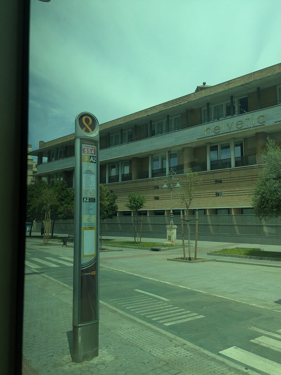 conreina's tweet photo. Qué persona  aguanta 20 minutos esperando la linea 3 a pleno sol, sin marquesina ni árboles de sombra #Tussam #usuariostussam #aytosevilla #sevilla #paseocristobalcolon https://t.co/ALwIXKnygx
