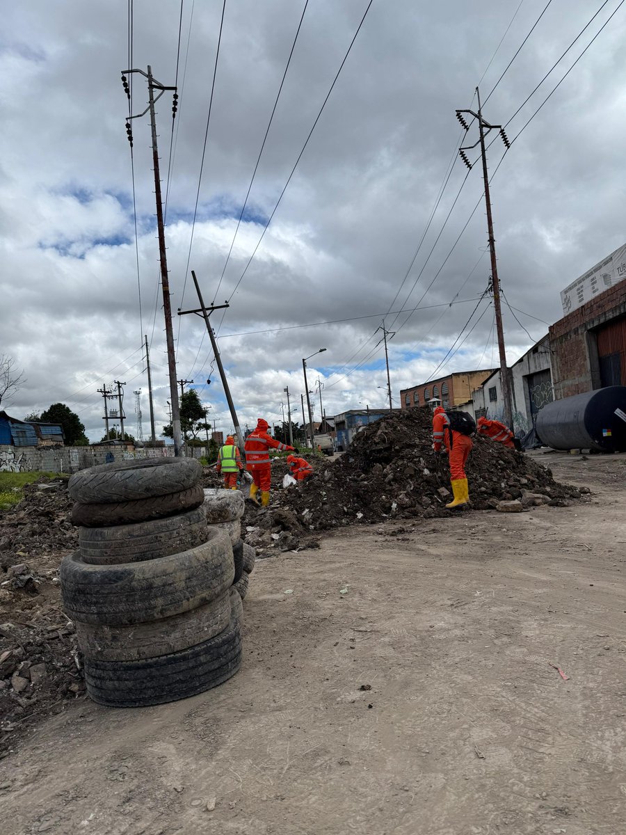 Secretaría del Hábitat (@habitatbogota) on Twitter photo 🚮Junto a <a href="/integracionbta/">Secretaría Distrital de Integración Social</a> <a href="/CulturaenBta/">Secretaría de Cultura de Bogotá</a>, <a href="/GobiernoBTA/">Secretaría de Gobierno</a>, <a href="/Uaesp/">Uaesp</a> y <a href="/AguasBogota/">Aguas de Bogotá</a>, adelantamos un operativo de recuperación del espacio público en la carrilera de la calle 19 con cra. 19. Trabajamos por una Bogotá más organizada y sin sin residuos para el disfrute de todos. 🚮Junto a <a href="/integracionbta/">Secretaría Distrital de Integración Social</a> <a href="/CulturaenBta/">Secretaría de Cultura de Bogotá</a>, <a href="/GobiernoBTA/">Secretaría de Gobierno</a>, <a href="/Uaesp/">Uaesp</a> y <a href="/AguasBogota/">Aguas de Bogotá</a>, adelantamos un operativo de recuperación del espacio público en la carrilera de la calle 19 con cra. 19. Trabajamos por una Bogotá más organizada y sin sin residuos para el disfrute de todos.