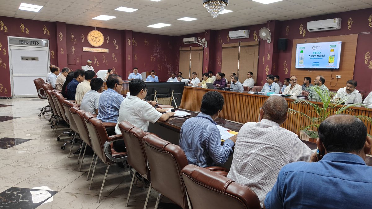 bobby_nigam's tweet photo. @Dm_Aligarh @AligarhCdo @Iffco_Yatendra @iffcoyogendra @IFFCO_PR 
Hon Commissioner Mam Chaired, DMs Sir, CDOs Sir, JDA Sir, DRCS Sir and other Sr Officers in presence  present a ppt on Nano Fertilizers use, benefits and impact. Nano Fans Farmers was honoured https://t.co/rXCvCSQutf