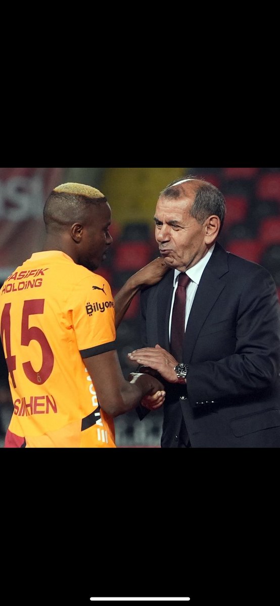 Dursun Özbek: “Osimhen, gerçekten Galatasaray'ı çok seven ve kulübümüze büyük katkı verecek bir oyuncu. Onu transfer etmek için çabalarımız sürüyor. Çok akıllıca bir iş yapacağımızı söyleyebilirim. İş bittikten sonra nasıl yaptığımızı anlattığımda, bize hak vereceğinizi