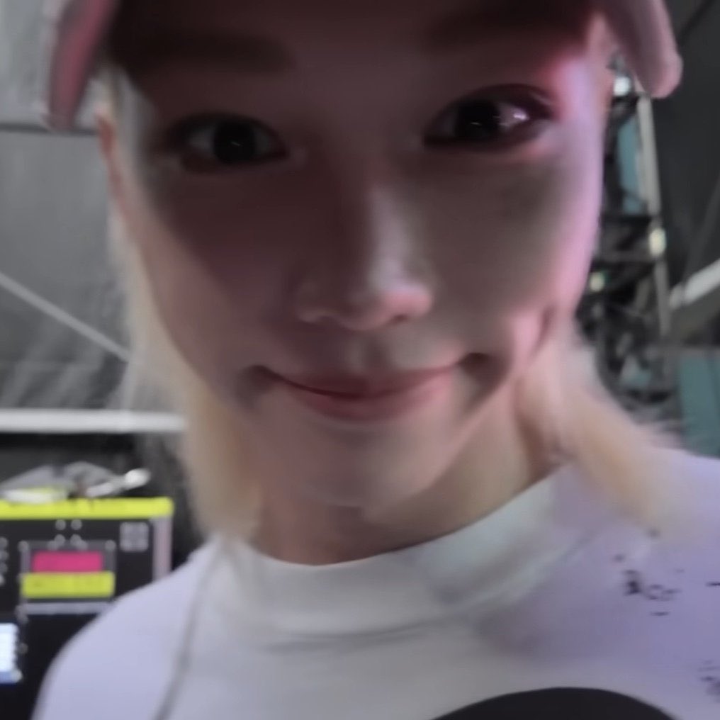 felixxxyongbok's tweet image. I’m gonna come gnaw on you :3