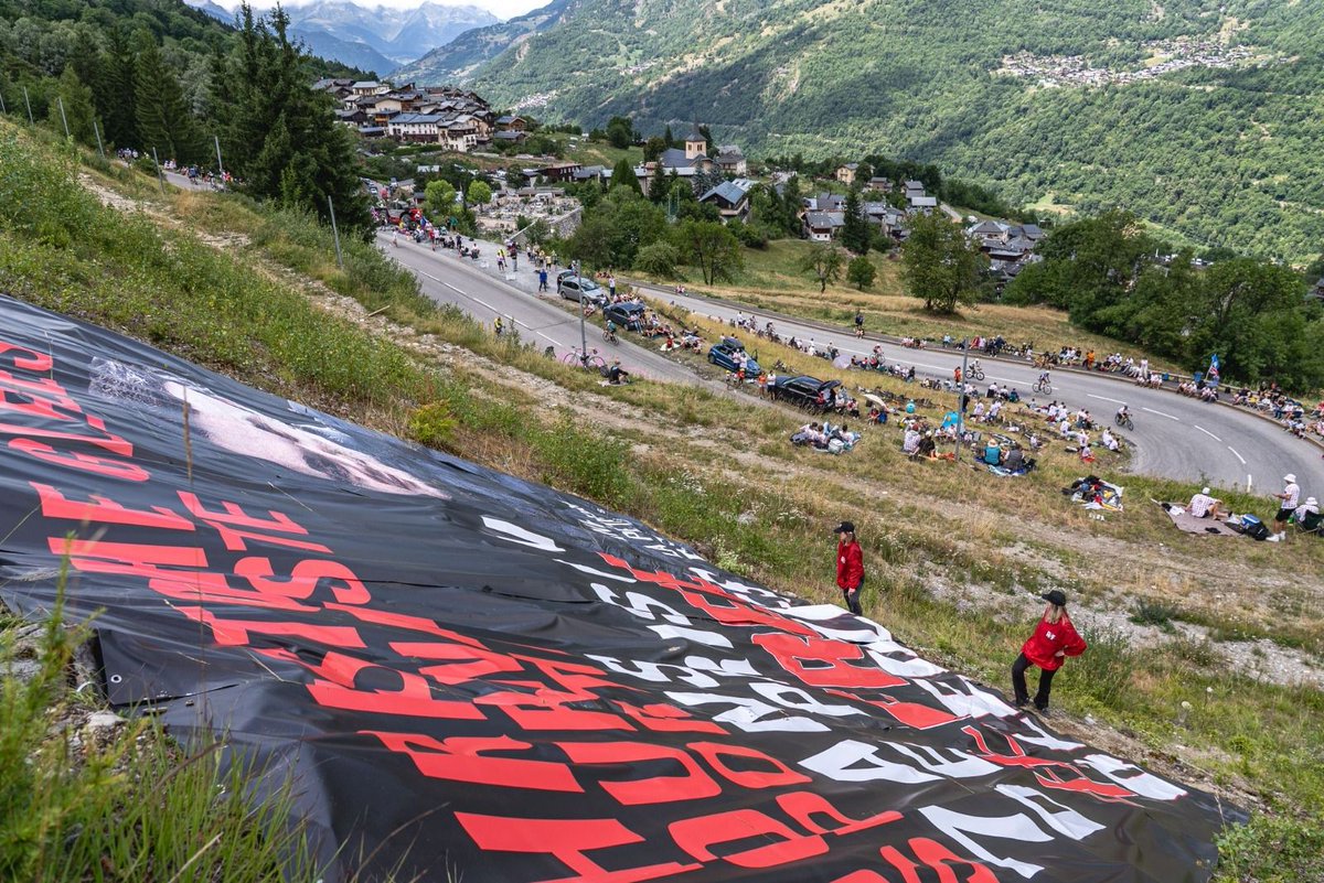 ✊ Dans les 20 derniers kilomètres de la 18e étape du Tour de France, dans l'ascension du Col de la Loze, une bâche en soutien à notre collègue Christophe Gleizes est déployée par RSF et le comité de soutien.

➡️ La pétition pour demander sa libération : buff.ly/Z7xO7Xd