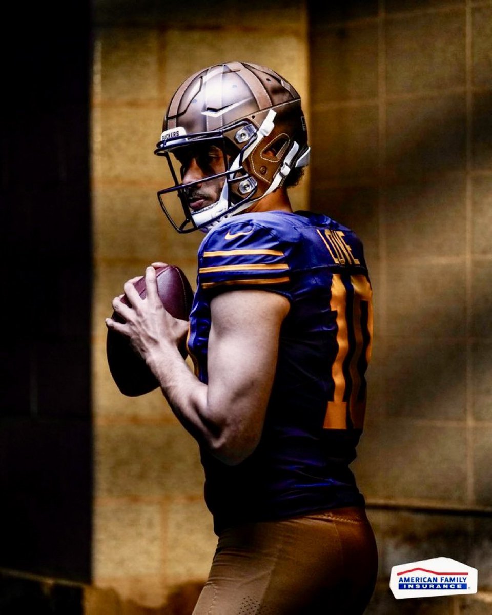 HolyRollerNFL's tweet image. 🔔¡¡ÚLTIMA HORA!! Los #Packers han presentado su nuevo uniforme retro para la temporada #NFL 2025, que incluye un diseño de casco para parecerse al estilo de cuero de la vieja escuela.
¡¡VOLVEMOS EN EL TIEMPO CON ESTE UNIFORME!! ¿Qué tal les parece el diseño?🔥👀