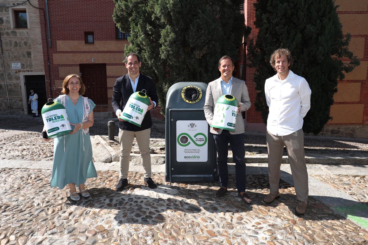 cvelazquezromo's tweet image. 🚮 En #Toledo seguimos demostrando que con planificación, colaboración y compromiso se logran resultados. Hoy hemos dado a conocer una nueva actuación en el #CascoHistórico: la instalación de 48 contenedores de vidrio, dentro del ‘Plan Integral Toledo Recicla Vidrio’, con una…