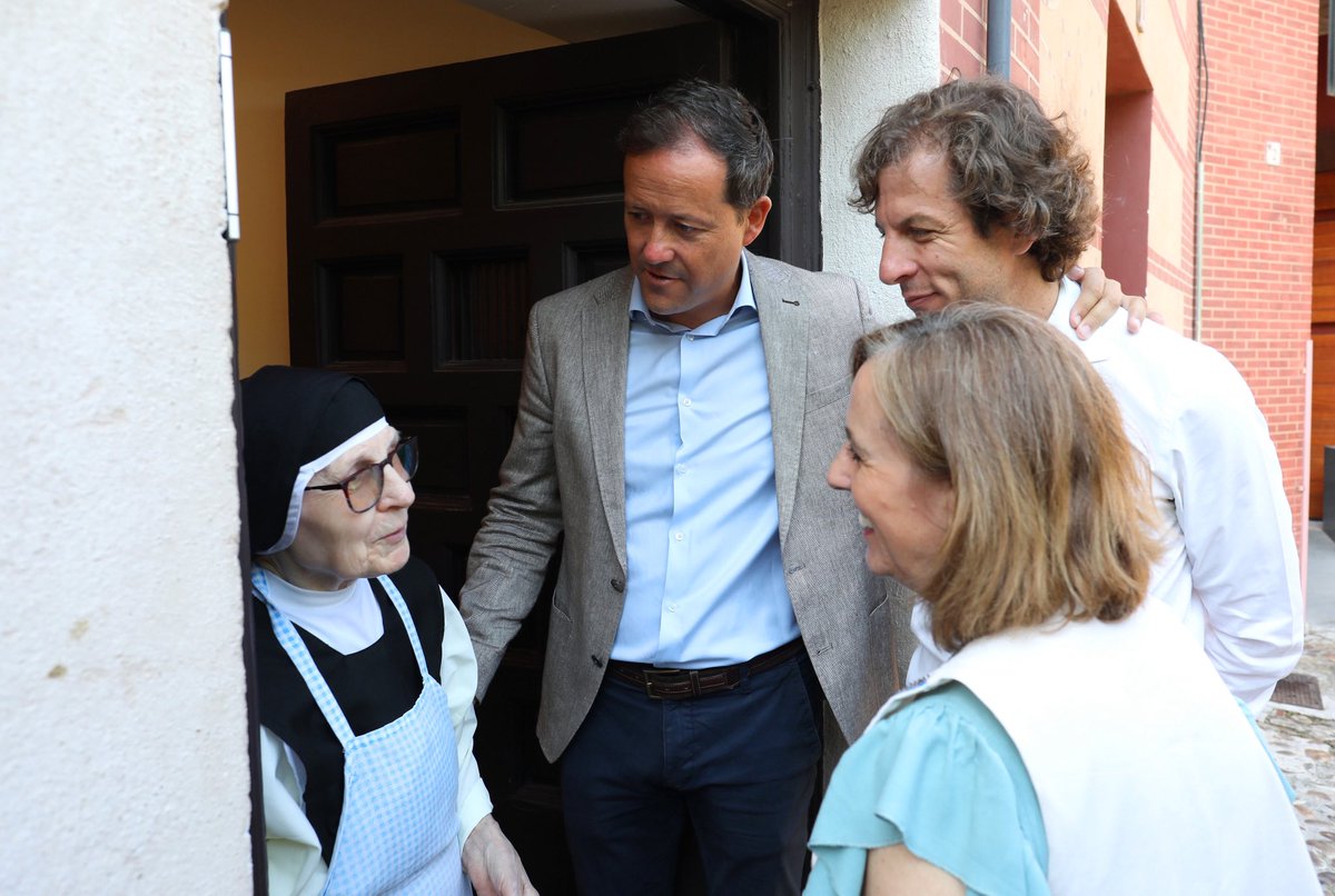 cvelazquezromo's tweet image. 🚮 En #Toledo seguimos demostrando que con planificación, colaboración y compromiso se logran resultados. Hoy hemos dado a conocer una nueva actuación en el #CascoHistórico: la instalación de 48 contenedores de vidrio, dentro del ‘Plan Integral Toledo Recicla Vidrio’, con una…