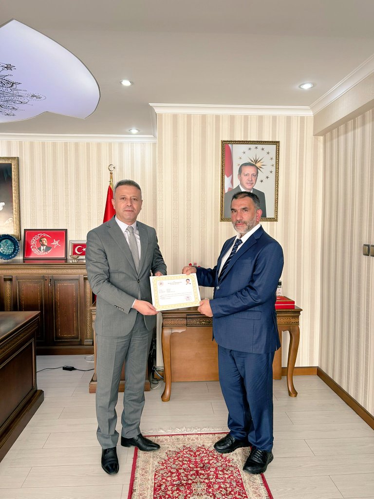 Kaymakamımız Şahin Demir, tüm mahalle halkı tarafından görev bilinci, özverisi ve örnek davranışlarıyla takdir edilen ve herkesin sevgisini kazanan Gürgenağaç Mahallesi İmamı İmdat Güney’e, görevinde gösterdiği özveri ve sorumluluk bilinci dolayısıyla başarı belgesi takdim etti.