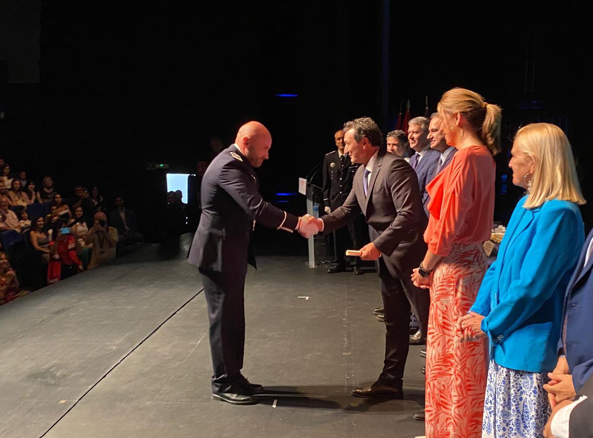 CarlosNovilloPi's tweet image. 👮🏻♀️ Son parte esencial de la seguridad de la capital de España y de nuestros municipios. 165 mandos han recibido su diploma tras haber superado el curso de promoción a Oficial, subinspector y comisario.
Las Policías Locales continúan siendo prioridad para la @ComunidadMadrid a…