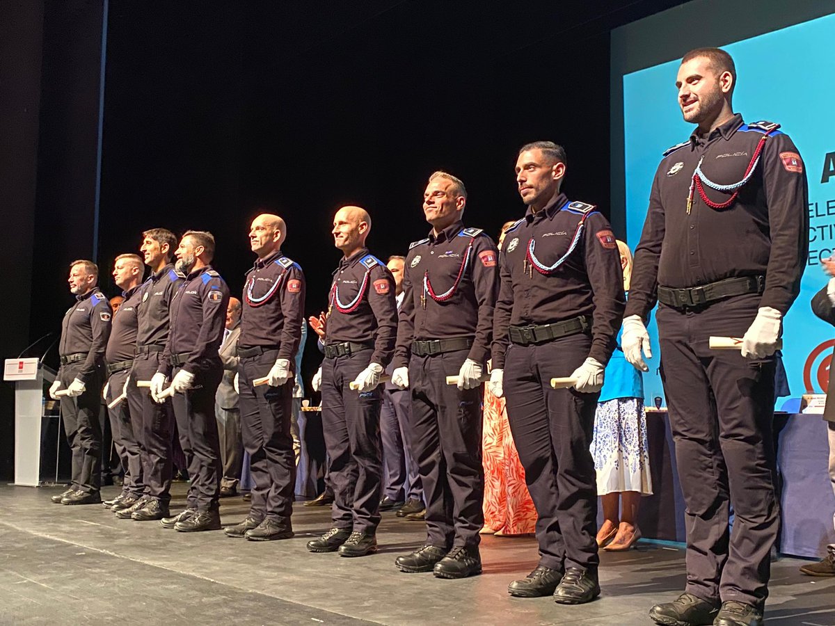 CarlosNovilloPi's tweet image. 👮🏻♀️ Son parte esencial de la seguridad de la capital de España y de nuestros municipios. 165 mandos han recibido su diploma tras haber superado el curso de promoción a Oficial, subinspector y comisario.
Las Policías Locales continúan siendo prioridad para la @ComunidadMadrid a…