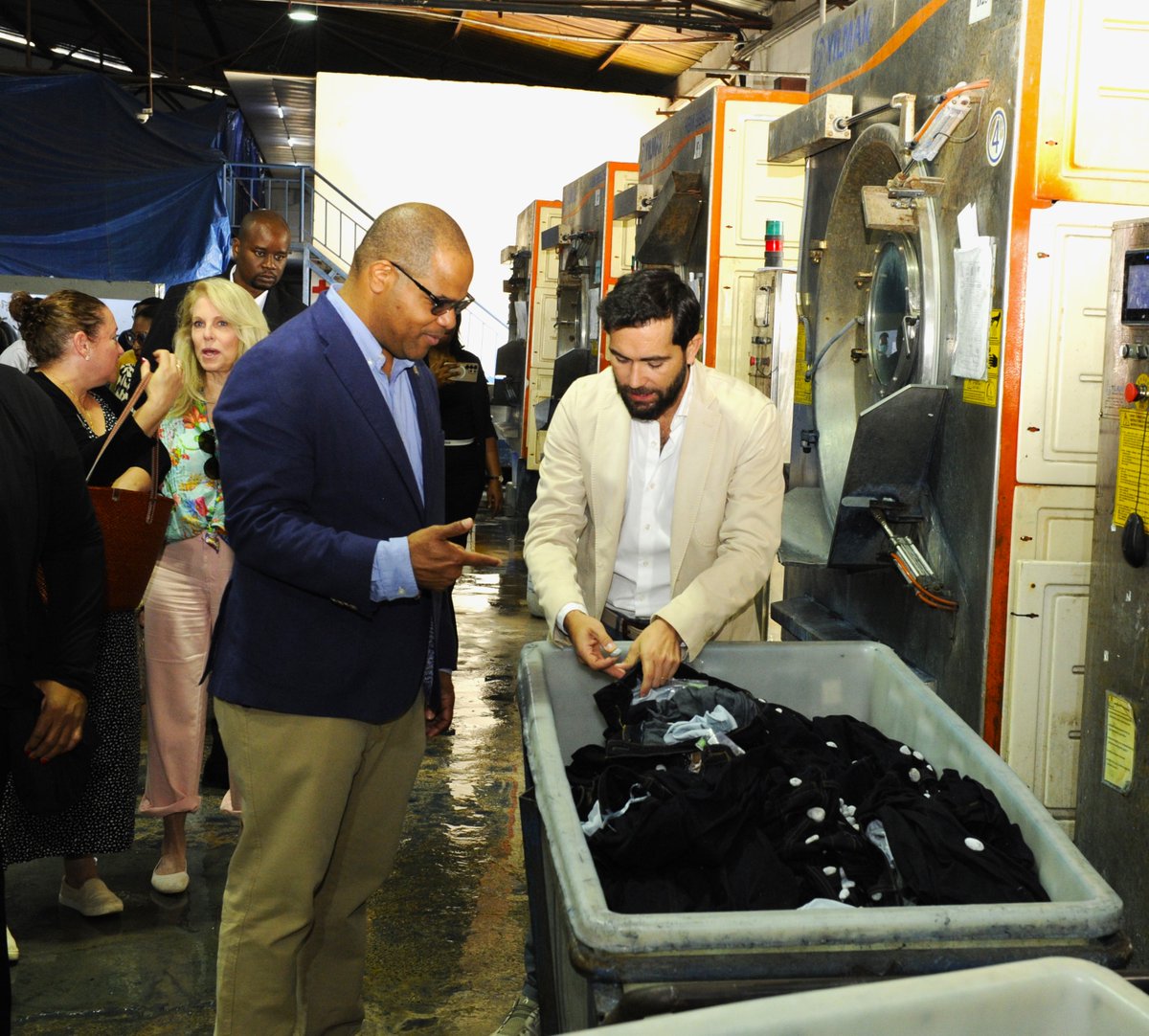 usembassytz's tweet image. Kama sehemu ya ziara yake nchini Tanzania, Meya wa jiji la Dallas, Eric L. Johnson, alitembelea kiwanda cha kutengeneza nguo za jeans cha "Tooku" kilichopo Dar es Salaam, Tanzania, ambapo nguo hizo huzalishwa na kuuzwa nchini Marekani. Meya Johnson alishuhudia kwa karibu…
