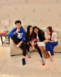 They way saakk team always takes out time for eachother's celebrations, they were literally the best Team Offscreen &amp; onscreen
.
SAAKK KI YAADAIN