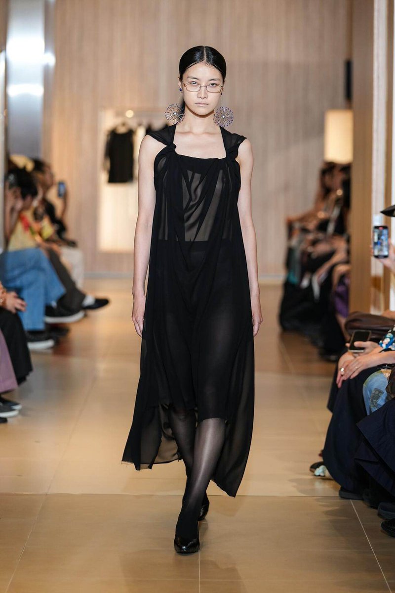 kendam_com's tweet image. Keisukeyoshida Spring Summer 2026 collection fashion show in Tokyo (July 24, 2025) kendam.com/news/fashion-s…

#Keisukeyoshida #SS26 #Runway #Tokyo #Fashion #Kendam