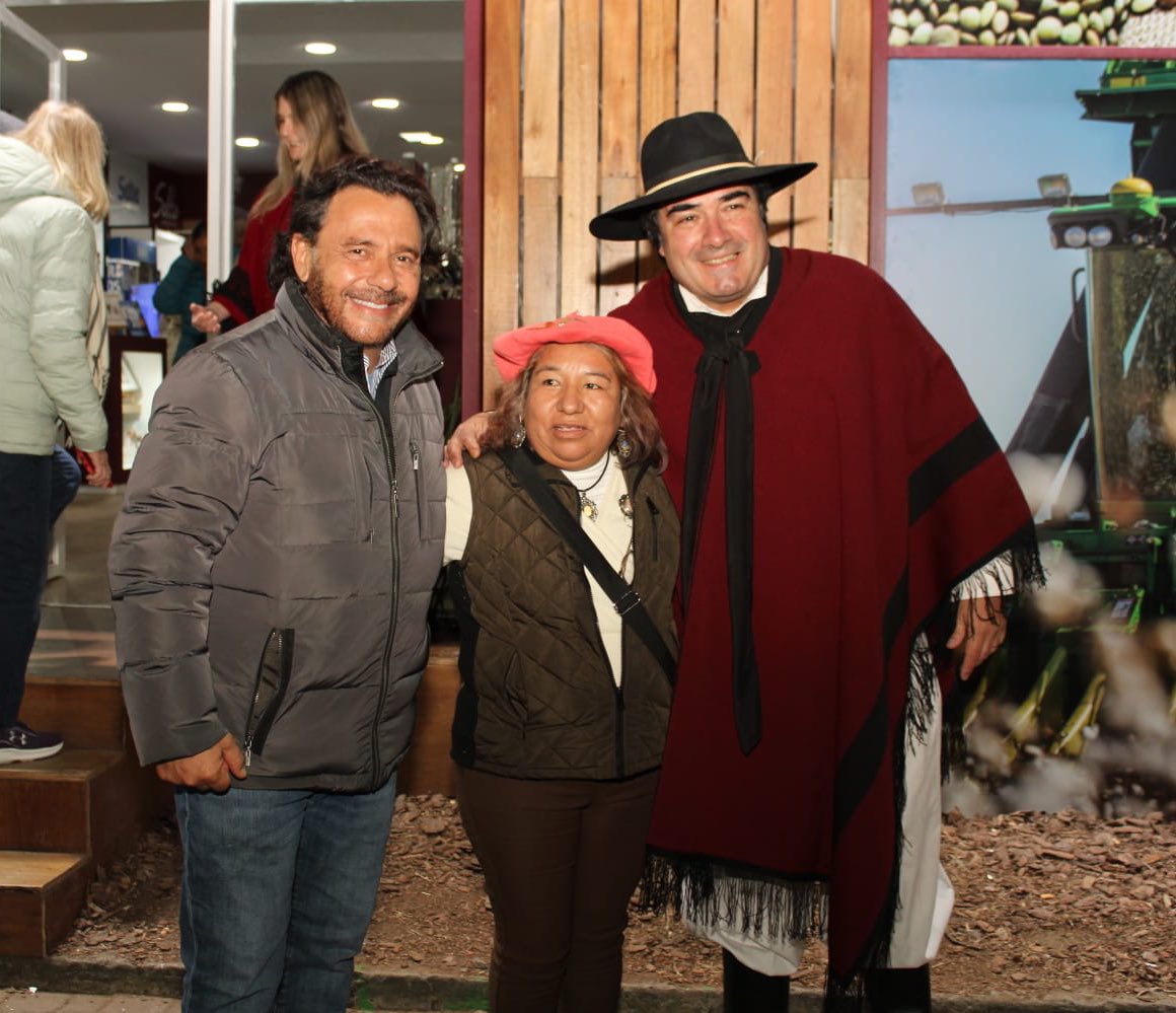 Anoche, junto a <a href="/NicolasPinoSRA/">Nicolás Pino</a>, presidente de la <a href="/SociedadRural/">Sociedad Rural Argentina</a>, entregamos las premiaciones que reconocen la pasión, el talento y la historia de nuestros artesanos.

Ellos transforman su trabajo en verdaderas obras de arte, reconocidas a nivel nacional e internacional.

Nuestra