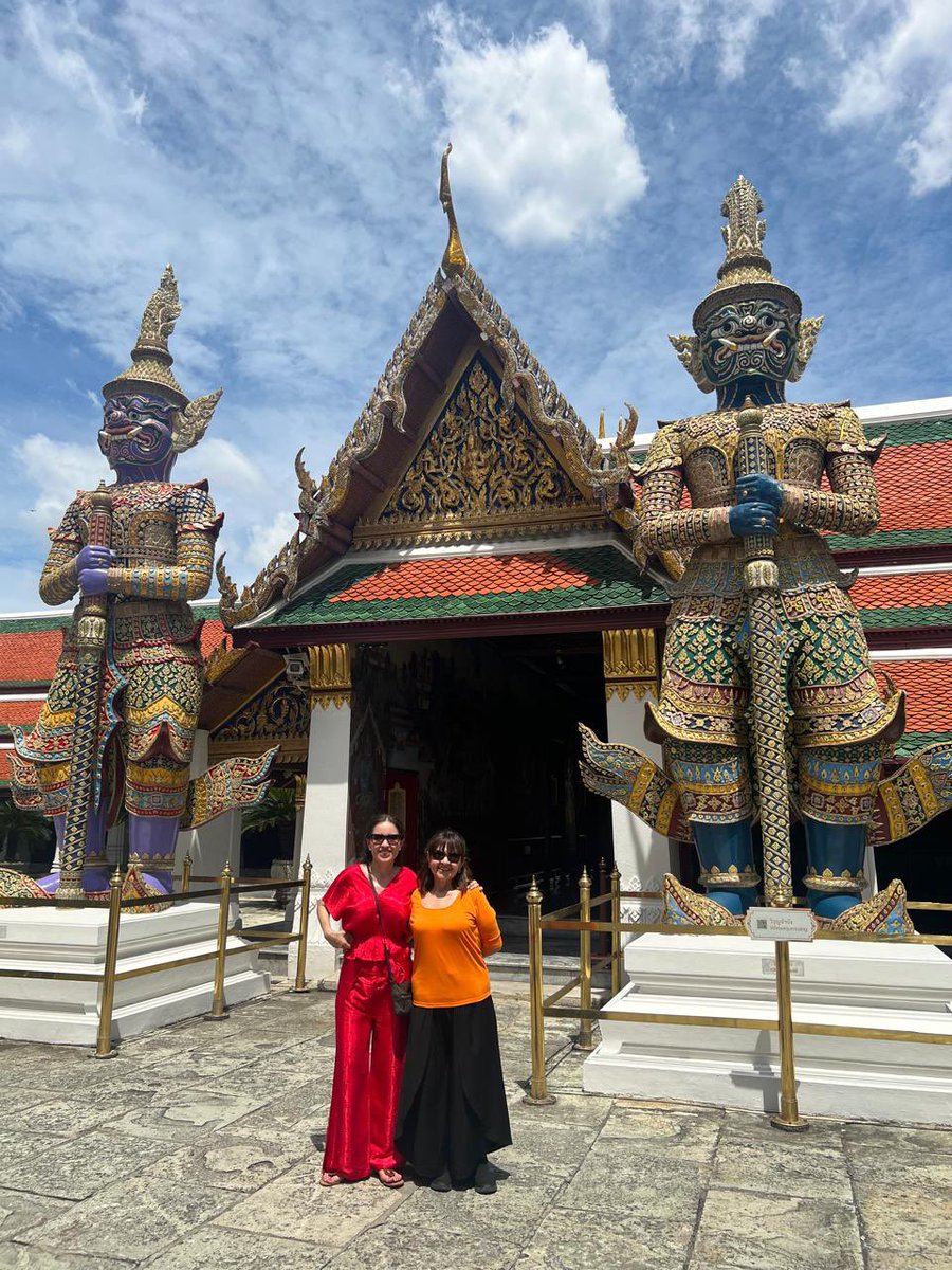 AleidaAzamarA's tweet image. ✨ Recorrimos tres templos imponentes en #Bangkok 🇹🇭
🛕Wat Traimit: hogar del Buda de oro macizo más grande del mundo
🖼️ Wat Pho: el imponente Buda Reclinado y sus jardines
💚 Gran Palacio Real y el sagrado Buda Esmeralda, símbolo nacional
Una experiencia inolvidable