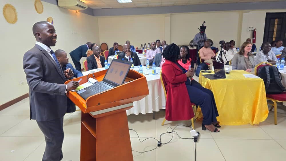 IrlEmbUganda's tweet image. This afternoon @IEAmbUganda met members of the Uganda-Ireland Fellowships Alumni who congratulated him upon a successful four year tour of duty! Members appreciated his stewardship, support &guidance that has kept the association vibrant, wishing him the best in the next posting.