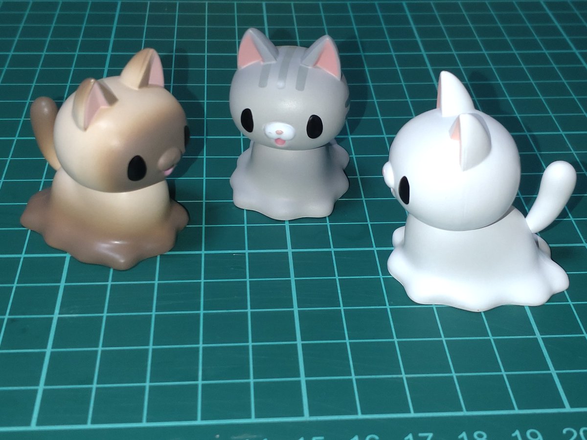 q71C9N5aO99610's tweet image. 本日のガチャ、「液体になりつつある猫 マスコットフィギュア」
猫は液体とよく聞くけども、本当に溶けちゃってる猫フィギュアです。
時期的に夏の暑さにやられたように見えなくもなく。
思ってたよりも大きく重量感あり。
とけちゃってるけど、なんか楽しげなネコ達です。
#クオリア
#カプセルトイ