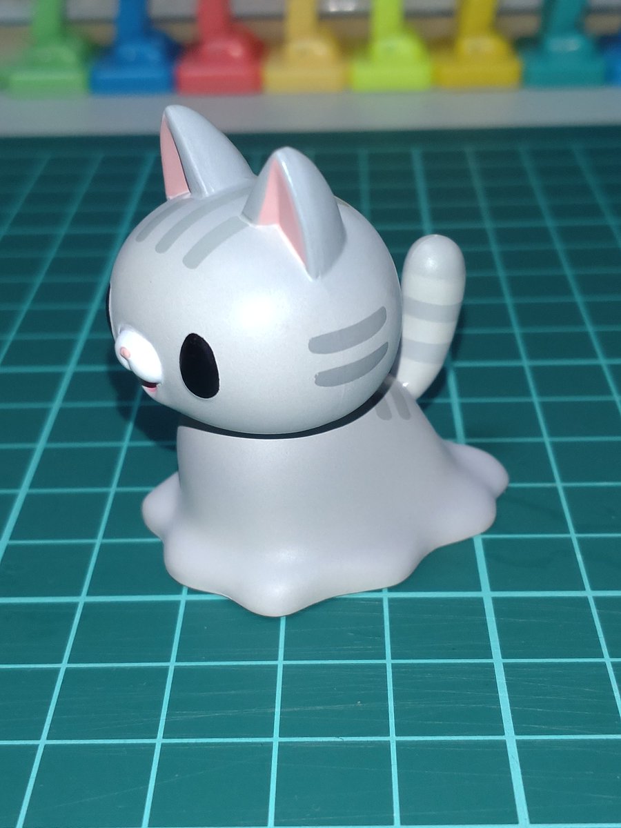 q71C9N5aO99610's tweet image. 本日のガチャ、「液体になりつつある猫 マスコットフィギュア」
猫は液体とよく聞くけども、本当に溶けちゃってる猫フィギュアです。
時期的に夏の暑さにやられたように見えなくもなく。
思ってたよりも大きく重量感あり。
とけちゃってるけど、なんか楽しげなネコ達です。
#クオリア
#カプセルトイ